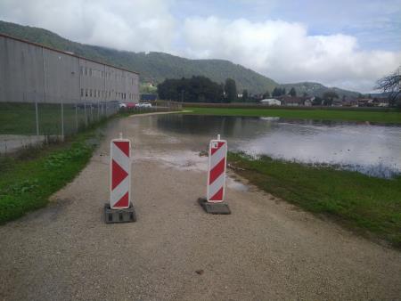 Zaprta sprehajalna pot ob reki Krki 1